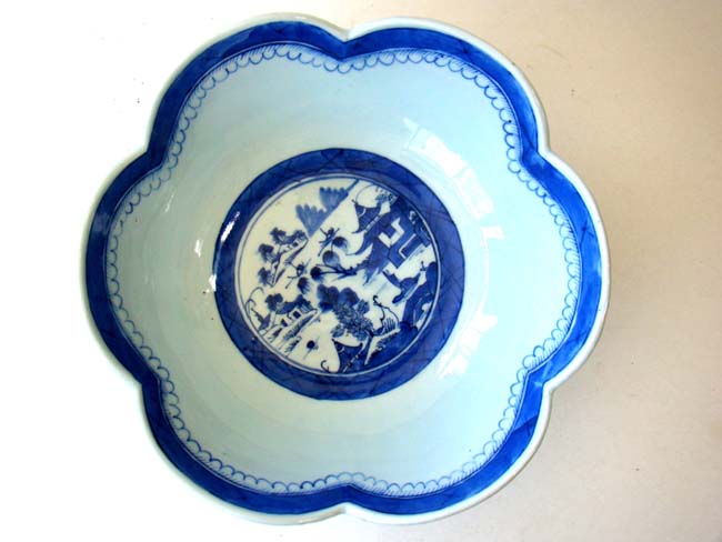 An exceptionally FINE and RARE early 19th century Chinese Export Porcelain 'Canton' six sided petal shaped bowl